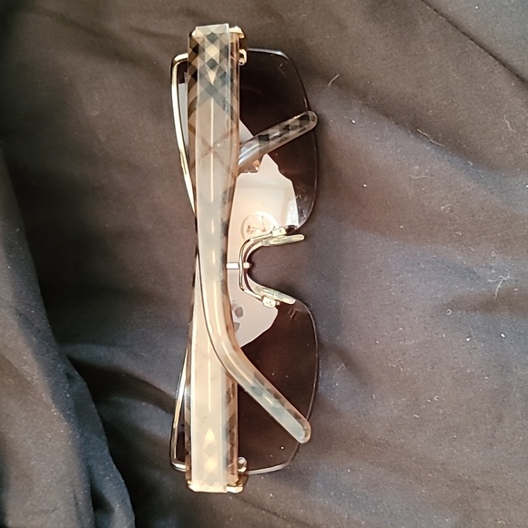 Burberry sunglasses. - Picture 3 of 4